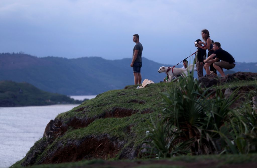 Sekelompok turis asing menikmati panorama alam di Bukit Merese. 