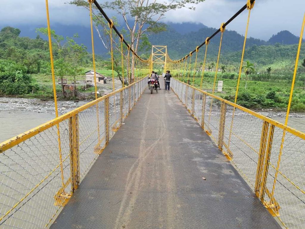 Jembatan gantung di Desa Sikundo, Kecamatan Pante Ceuremen, Kabupaten Aceh Barat, Aceh, dibangun menggunakan dana otonomi khusus. Sebagian besar pembangunan fisik di Aceh mengandalkan dana otonomi khusus