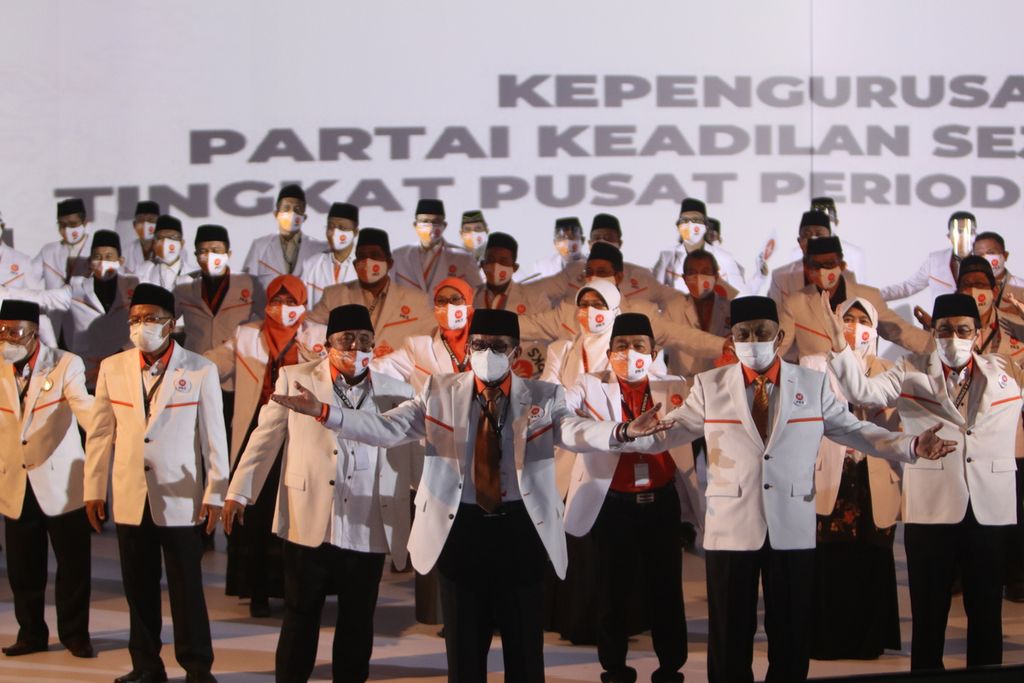 Ketua Majelis Syura Partai Keadilan Sejahtera (PKS) Salim Segaf Aljufri (tengah) bersama Presiden PKS Ahmad Syaikhu (sebelah kanan Salim) dan para pengurus pusat PKS Periode 2020-2025 menyapa peserta Munas ke V PKS di Bandung, Jawa Barat, Minggu (29/11/2020).
