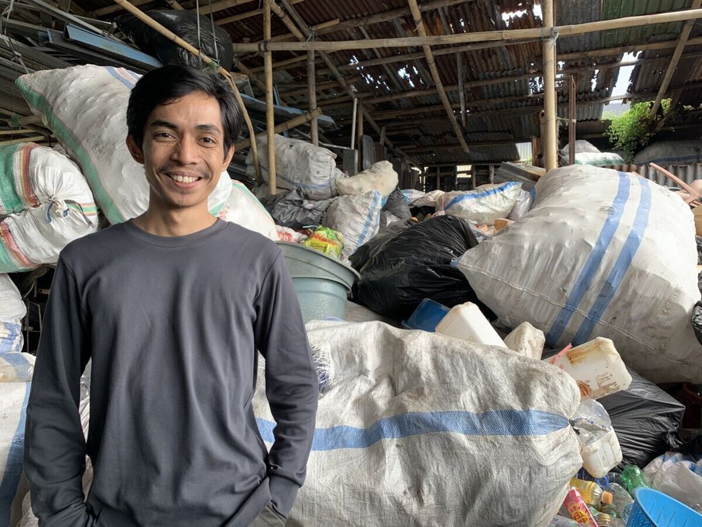 Adi Saifullah Putra, Direktur sekaligus pendiri Mallsampah Indonesia, berpose di depan tumpukan sampah yang telah dipilah di salah satu gudang penyimpanan, Selasa (21/9/2021). Mallsampah adalah layanan jual beli dan daur ulang sampah berbasis aplikasi.