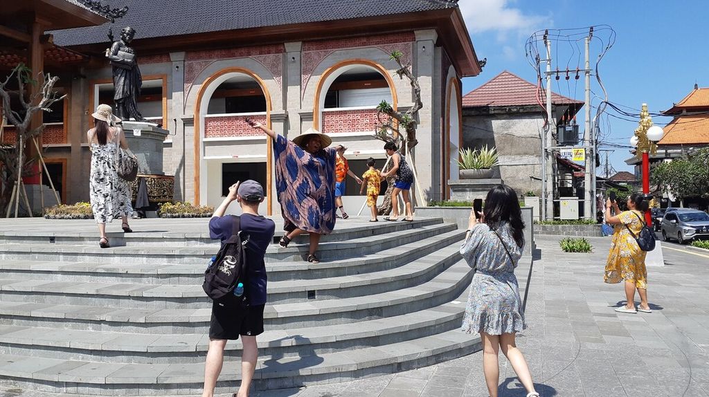 Suasana di area Pasar Rakyat Tematik Wisata Ubud, Ubud, Gianyar, Senin (24/4/2023). Wisatawan berfoto di pelataran Pasar Rakyat Tematik Wisata Ubud, yang sebelumnya dikenal sebagai Pasar Seni Ubud.