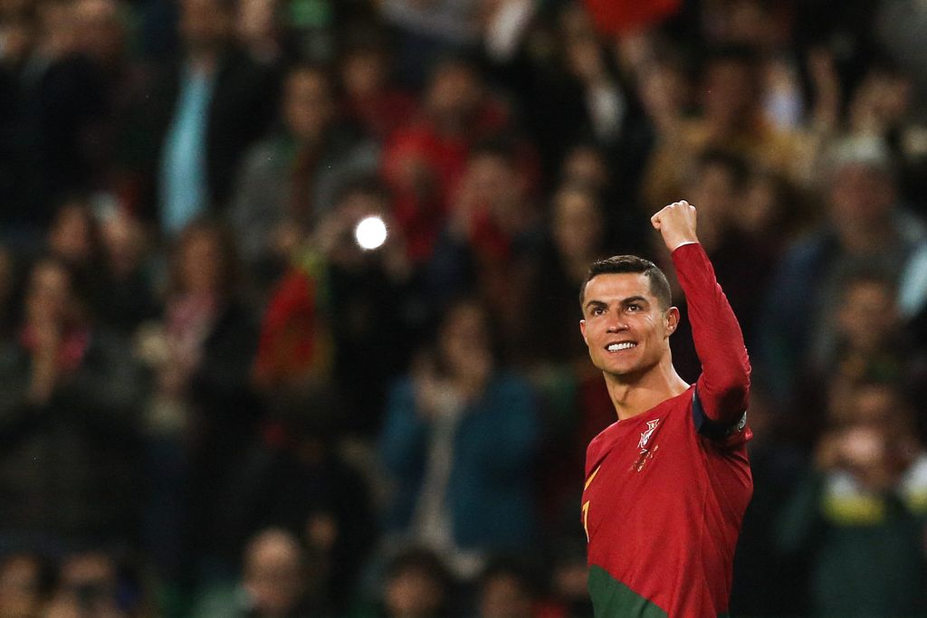 Bintang Portugal, Cristiano Ronaldo, merayakan gol ketiga timnya pada laga kualifikasi Piala Eropa 2024 antara Portugal dan Liechtenstein di Stadion Jose Alvalade, Lisabon, Portugal, Jumat (24/3/2023) dini hari WIB. Ronaldo mencetak dua gol pada laga yang dimenangi Portugal, 4-0, itu.