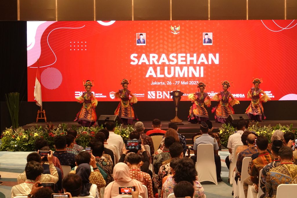 Penampilan tari Betawi di acara Sarasehan Alumni Connect Perhimpunan Pelajar Indonesia (PPI) Dunia di Grand Ballroom Menara BNI, Pejompongan, Jakarta Pusat, Jumat (26/5/2023).