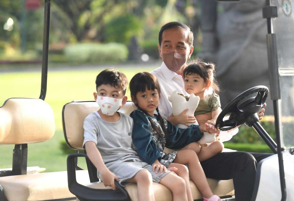 Presiden Joko Widodo menikmati libur hari raya Idul Fitri 1443 H bersama cucu-cucunya, Selasa (3/5/2022). Mengendarai mobil golf, Presiden berkeliling di taman Gedung Agung Istana Kepresidenan Yogyakarta.