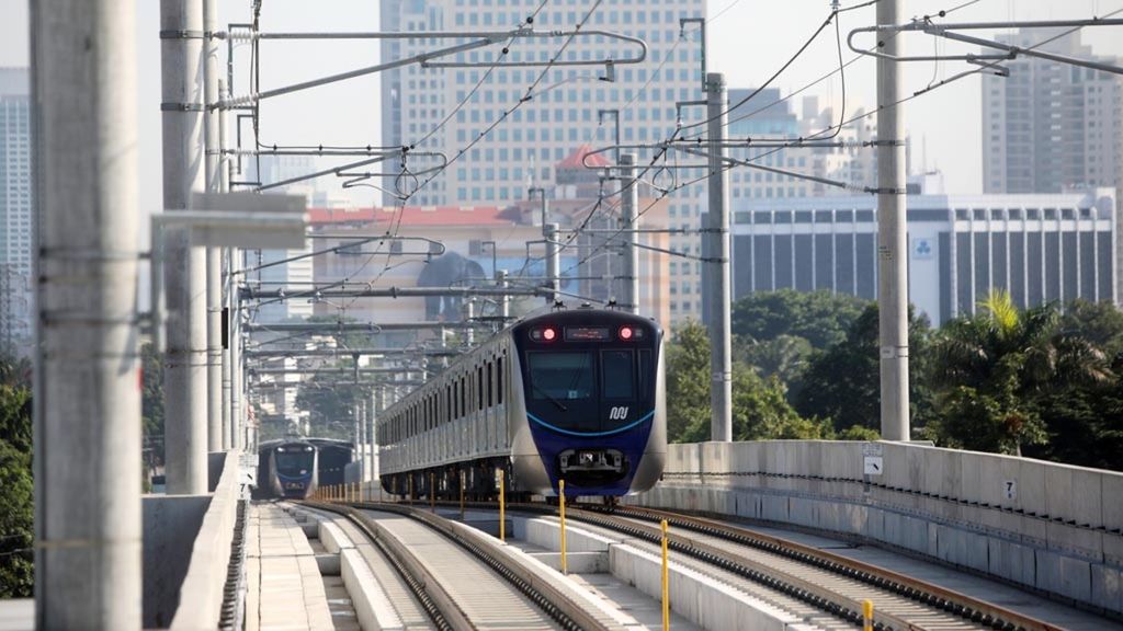Kereta moda raya terpadu (MRT) memasuki Stasiun ASEAN, Jakarta Selatan, Senin (1/4/2019).