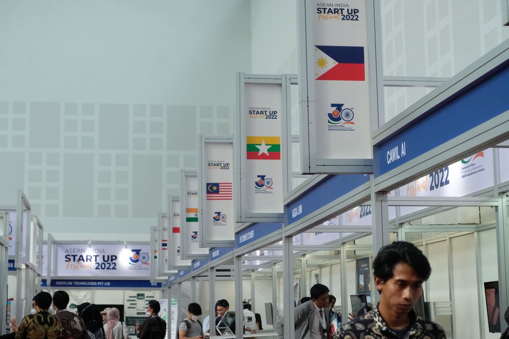 Periset dari negara-negara ASEAN dan India turut mengikuti acara InaRI Expo 2022 di Gedung ICC, Cibinong Science Center, Bogor, Kamis (27/10/2022). Badan Riset dan Inovasi Nasional (BRIN) menggelar pameran riset dan invoasi dalam acara InaRI Expo 2022 dengan tema "Digital, Blue, & Green Economy: Riset dan Inovasi untuk Kedaulatan Pangan dan Energi". Acara ini diikuti 239 peserta dan berlangsung mulai dari 27 sampai 30 Oktober 2022. 
