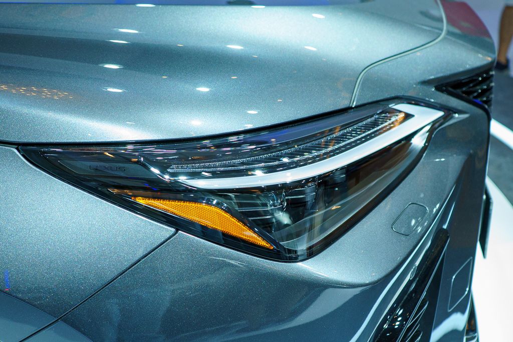 Desain lampu depan Lexus NX 450h+ yang sudah berteknologi adaptive LED headlights. Mobil berteknologi PHEV ini dipamerkan di Gaikindo Jakarta Auto Week (GJAW) 2022 di Jakarta Convention Center, Senayan, Jakarta Pusat, Sabtu (12/03/2022) hingga Minggu (20/03/2022).