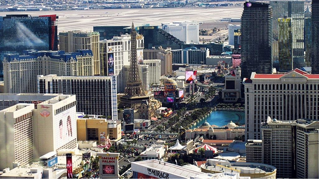 The Strip, atau ruas jalan utama Las Vegas, yang dipenuhi dengan bangunan hotel dan resor kasino, terlihat dari udara, Jumat (15/3/2019).
