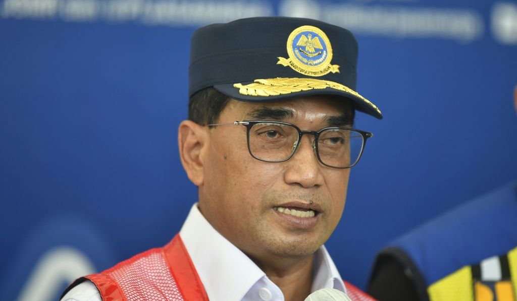 Menteri Perhubungan Budi Karya Sumadi saat memberikan keterangan di pos pantau GT Cikampek Utama, Karawang, Jawa Barat, Minggu (8/5/2022). 