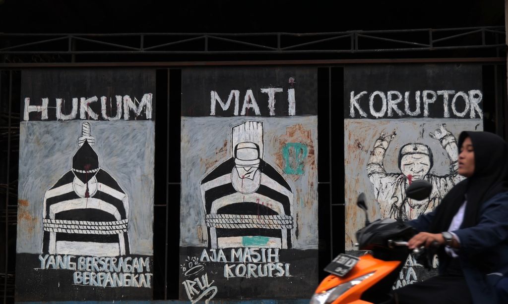 Mural tentang hukuman untuk koruptor tergambar di Keranggan, Tangerang Selatan, Banten, Kamis (9/3/2023). 