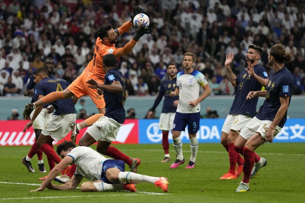 Kiper Perancis Hugo Lloris menangkap bola saat pertandingan sepak bola perempat final Piala Dunia antara Inggris dan Perancis di Stadion Al Bayt di Al Khor, Qatar, Sabtu (10/12/2022). 