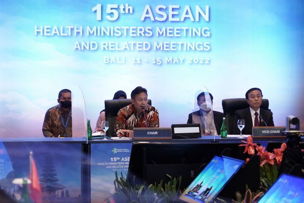 Menteri Kesehatan RI Budi Gunadi Sadikin (kiri) dalam pertemuan ke-15 menteri kesehatan se-ASEAN (AHMM) di Nusa Dua, Bali, Sabtu (14/5/2022). Indonesia menjadi ketua dari acara AHMM tersebut.