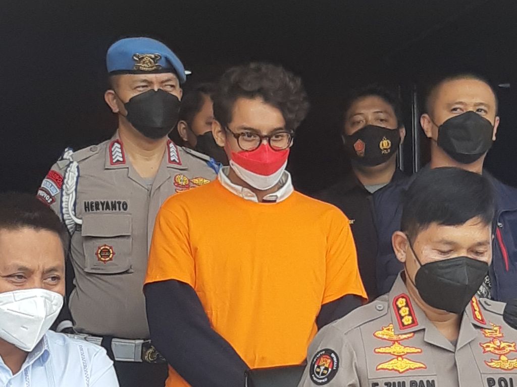 Musisi dan aktor muda Ardhito Pramono menjadi tahanan di Polres Metro Jakarta Barat, Kamis (13/1/2022), setelah kedapatan positif menggunakan ganja dengan barang bukti ganja 4,8 gram.