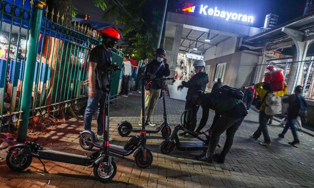  Komunitas Scooter To Work setelah turun dari kereta di Stasiun Kebayoran, Jakarta, Jumat (30/9/2022).  