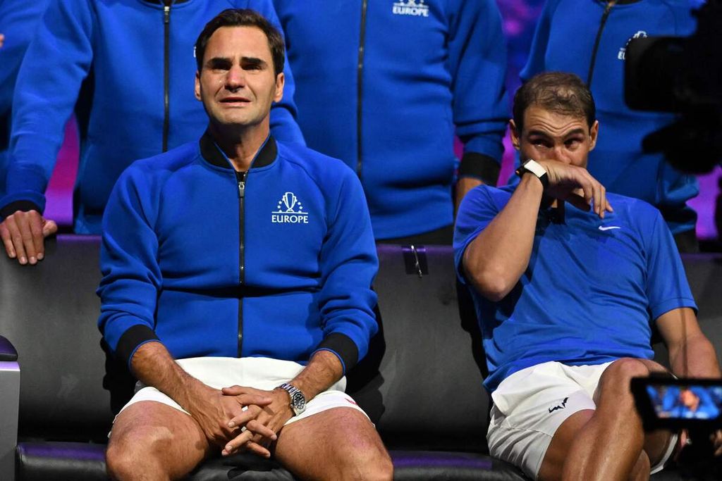 Ekspresi petenis Swiss, Roger Federer (kiri), menahan haru setelah tampil bersama Rafael Nadal (kanan) di tim Eropa pada laga kejuaran tenis beregu PIala Laver di Arena O2, London, Inggris, Sabtu (24/9/2022) dini hari WIB. Laga itu menandai akhir karier Federer di tenis profesional.