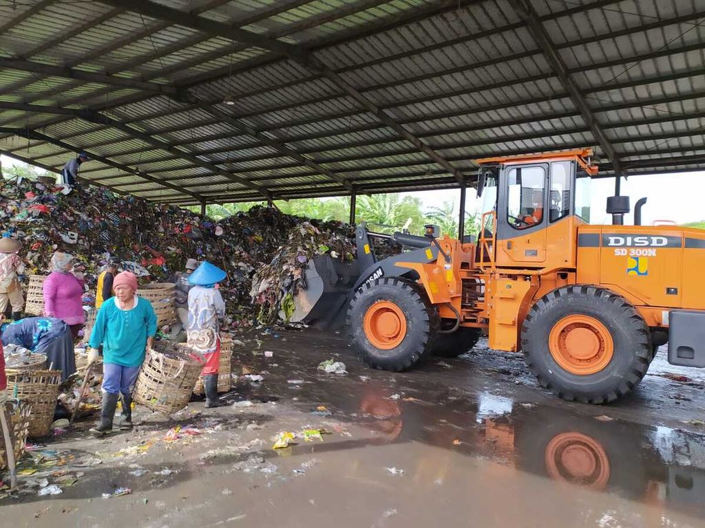 Suasana aktivitas pengolahan sampah menjadi bahan bakar alternatif (<i>refuse derived fuel</i>/RDF) di Cilacap, Jawa Tengah, Kamis (25/2/2021). Fasilitas ini per hari mampu mengolah sampah dengan kapasitas 120-150 ton.