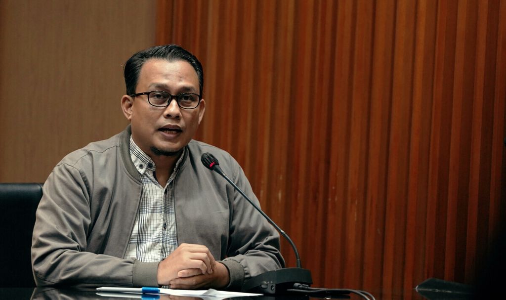 Pelaksana Tugas Juru Bicara KPK Ali Fikri dalam jumpa pers di Gedung Merah Putih KPK, Jakarta, Selasa (19/10/2021).