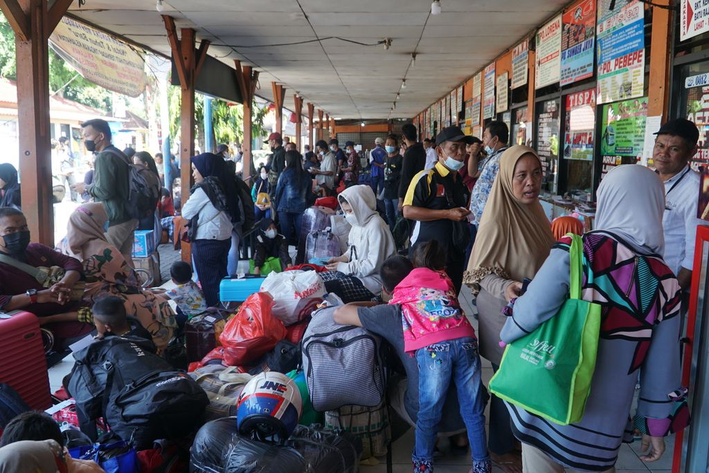 Ratusan pemudik memadati ruang tunggu dan tempat penjualan tiket di Terminal Kalideres, Jakarta Barat, DKI Jakarta, Sabtu (23/4/2022). Pemudik di terminal ini mulai meningkat pada H-9 Lebaran. Puncak arus mudik di Terminal Kalideres diperkirakan terjadi pada 27-29 April 2022.