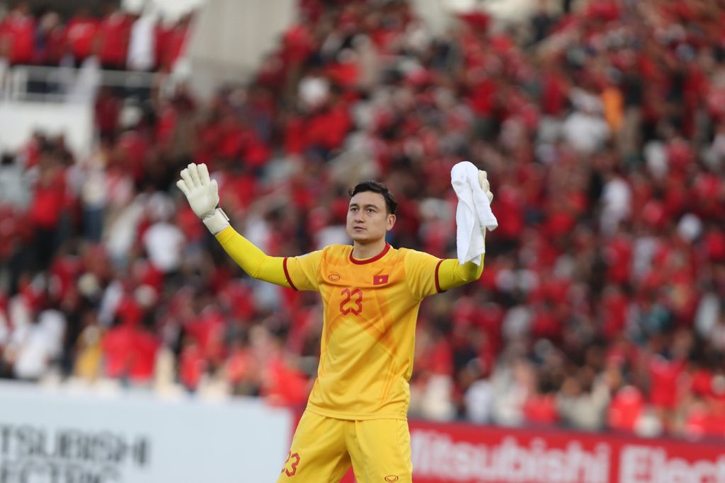 Vietnam's goalkeeper, Dang Van Lam, prays ahead of the match against the Indonesian national team in the AFF Cup semifinal match leg 1 at the Bung Karno Main Stadium, Senayan, Jakarta, Friday (6/1/2023). The match ended in a draw, 0-0.