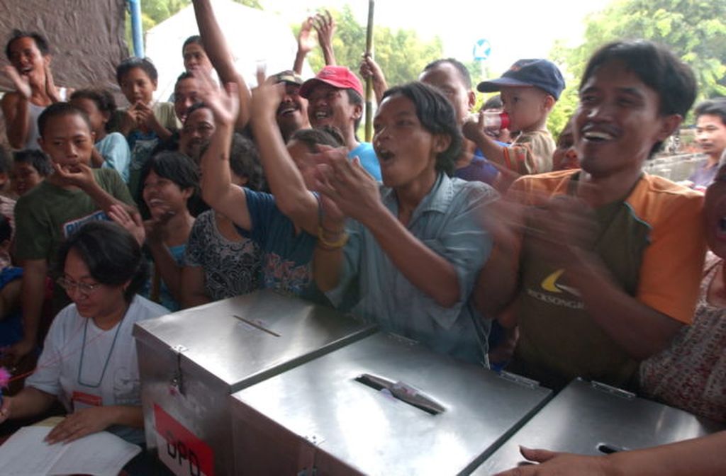 Sejumlah warga bertepuk tangan ketika salah satu partai politik yang didukungnya mendapat suara saat penghitungan suara pemilu legislatif di TPS 027 Kelurahan Manggarai, Jakarta Selatan, Senin (5/4/2004). Di TPS lain, warga bersorak juga kepada setiap parpol yang mendapat suara.