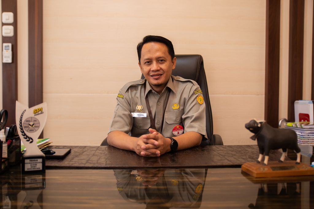 Kepala Balai Besar Veteriner Wates Hendra Wibawa saat ditemui tim investigasi Harian Kompas di kantornya, Senin (20/6)