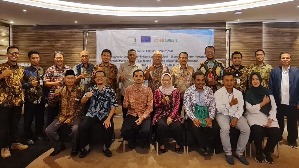  Peserta diskusi Mengembangkan Zona Ekonomi Hijau (Sosial-Ekologi–Ekonomi) di Sektor Pertanian, Melalui Perencanaan Tata Ruang Desa yang Inklusif dan Berkelanjutan bagi Perempuan dan Generasi Muda Tani di Perdesaan yang diselenggarakan ECHO-Green bersama Kementerian PPN/Bappenas, di Jakarta, Rabu (22/2/2023), foto bersama, 