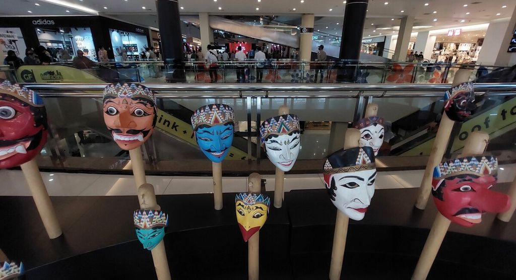 Mask decorations decorate the entrance of Solo Paragon Mall, Surakarta City, Central Java, Thursday (11/8/2022). The Indonesian Shopping Center Management Association (APPBI) held the 2022 Indonesia Shopping Festival (ISF) which was attended by 388 APPBI member malls throughout Indonesia. In addition to offering shopping discounts of up to 77 percent, ISF also presented local products and MSMEs.