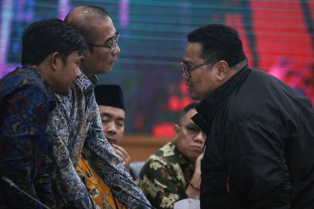 Ketua KPU RI Hasyim Asy’ari (tengah) dan anggota KPU, Idham Holik (kiri), berbincang dengan Ketua Bawaslu Rahmat Bagja saat rapat pleno di Kantor KPU, Jakarta, Jumat (30/12/2022).