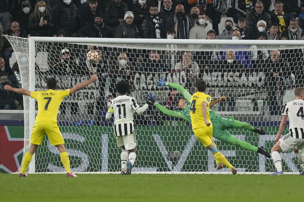 Bek Villarreal Pau Torres (kanan) mencetak gol ke gawang Juventus dalam babak 16 besar putaran kedua Liga Champions di Stadion Allianz, Turin, Italia, Kamis (17/3/2022) dini hari WIB. Gol kemenangan Villareal dicetak Gerrard Moreno (74), Pao Tores (85), dan Arnaut Danjuma (90+2).