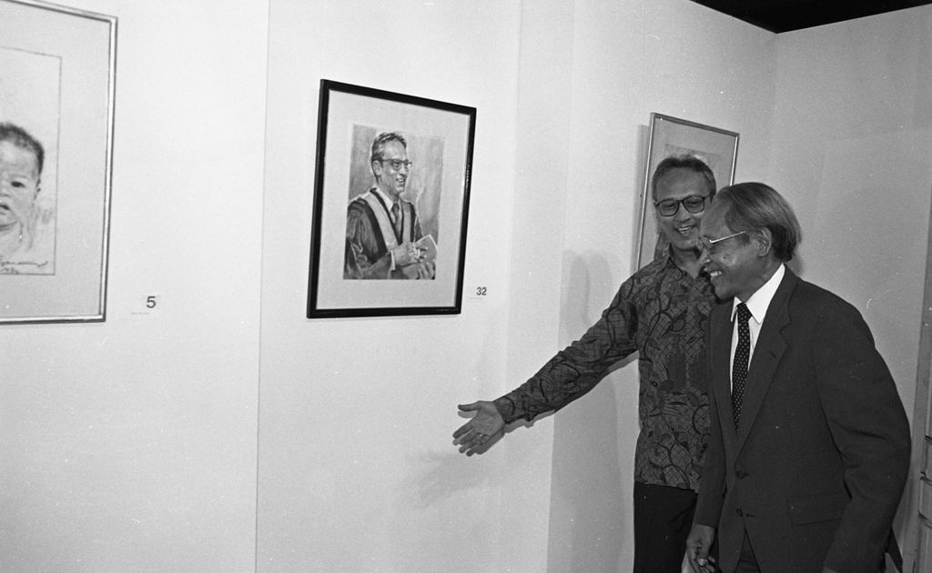 Mendikbud Fuad Hassan (kiri) dan Prof Dr Koentjaraningrat atau yang biasa disapa Koen, pada pembukaan pameran lukisan karya Koen di Bentara Budaya, Jakarta, Rabu malam, 16 September 1987.