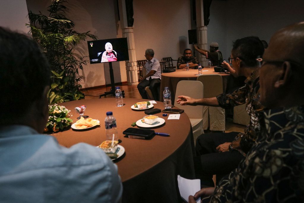 Para tamu undangan menonton video sambutan dari pendiri Museum Rekor Dunia Indonesia (Muri), Jaya Suprana, di Bentara Budaya Jakarta, Selasa (31/1/2023).