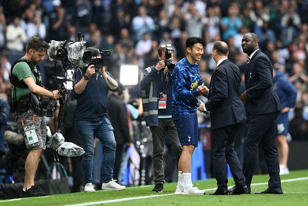 Striker Tottenham Hotspur asal Korea Selatan, Son Heung-min (ketiga dari kanan), menerima gelar pemain tahun ini dari Tottenham Hotspur setelah pertandingan Spurs melawan Burnley di Tottenham Hotspur Stadium, London, Inggris, 15 Mei 2022. 
