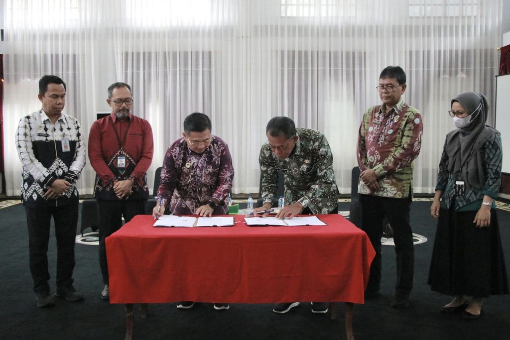 Wali Kota Banjarmasin Ibnu Sina (ketiga dari kiri) dan Bupati Subang Ruhimat (ketiga dari kanan) menandatangani kesepakatan bersama di Aula Abdul Wahyan, Rumah Dinas Bupati Subang, Jawa Barat, Jumat (27/1/2023). 