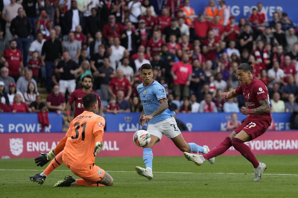 Penyerang Liverpool, Darwin Nunez (kanan), menembak bola saat menghadapi Manchester City pada laga Community Shield 2022 di Stadion King Power, Leicester, Inggris, Sabtu (30/7/2022) . Liverpool menang, 3-1, pada laga itu. 
