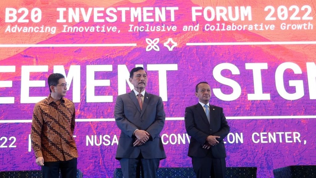 Coordinating Minister for Maritime Affairs and Investment Luhut Pandjaitan (center), Minister of Investment/Investment Coordinating Board (BKPM) Head Bahlil Lahadalia (right) and Indonesian Chamber of Commerce and Industry (Kadin) Chairman Arsjad Rasjid witness the signing of business cooperation agreements between various companies on the sidelines of the opening of the 2022 Indonesia Net Zero Summit in Nusa Dua, Bali, on Friday (11/11/2022).