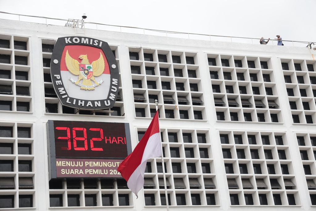 Monitor hitung mundur pelaksanaan Pemilu terpasang di kantor Komisi Pemilihan Umum, Jakarta, Jumat (27/1/2023). 