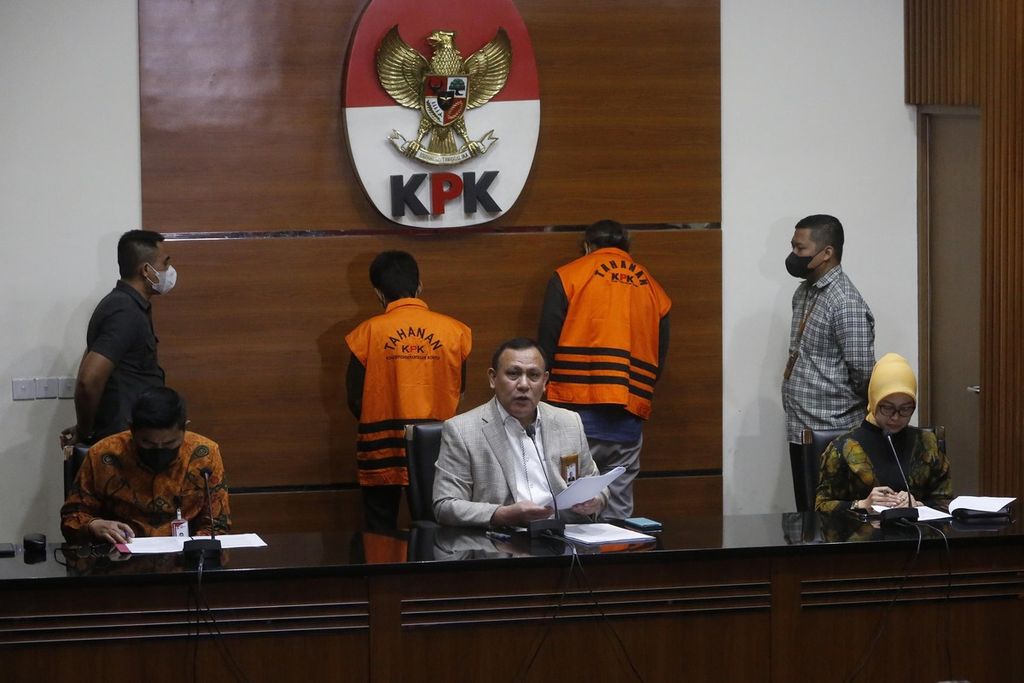 Ketua KPK Firli Bahuri (tengah) di kantor KPK, Jakarta, memberi keterangan kepada wartawan terkait operasi tangkap tangan dugaan pemberian suap pengurusan perkara di Mahkamah Agung, Jumat (23/9/2022) pagi. Dalam kasus ini, KPK telah menetapkan 10 tersangka dengan satu diantaranya adalah hakim agung.