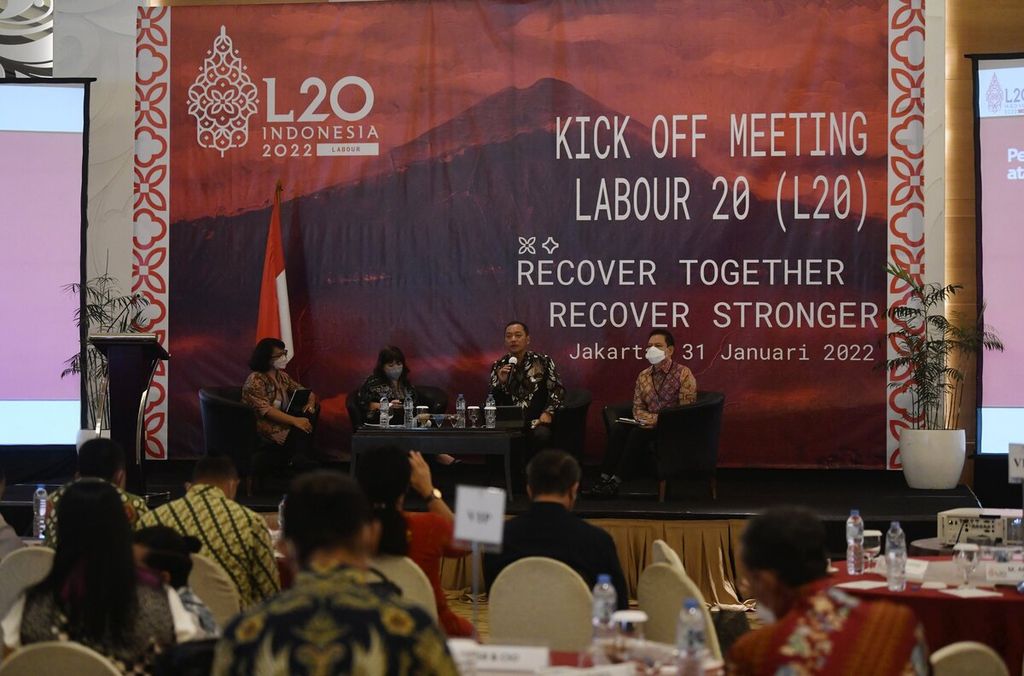Co-Chair Labour 20 (L-20) Rekson Silanan (kedua dari kanan) menyampaikan pemaparan dalam diskusi panel yang mengangkat tema isu prioritas B-20 dan Labour 20 (L-20) untuk G-20 dalam pertemuan perdana L-20 di Jakarta, Senin (31/1/2022). 