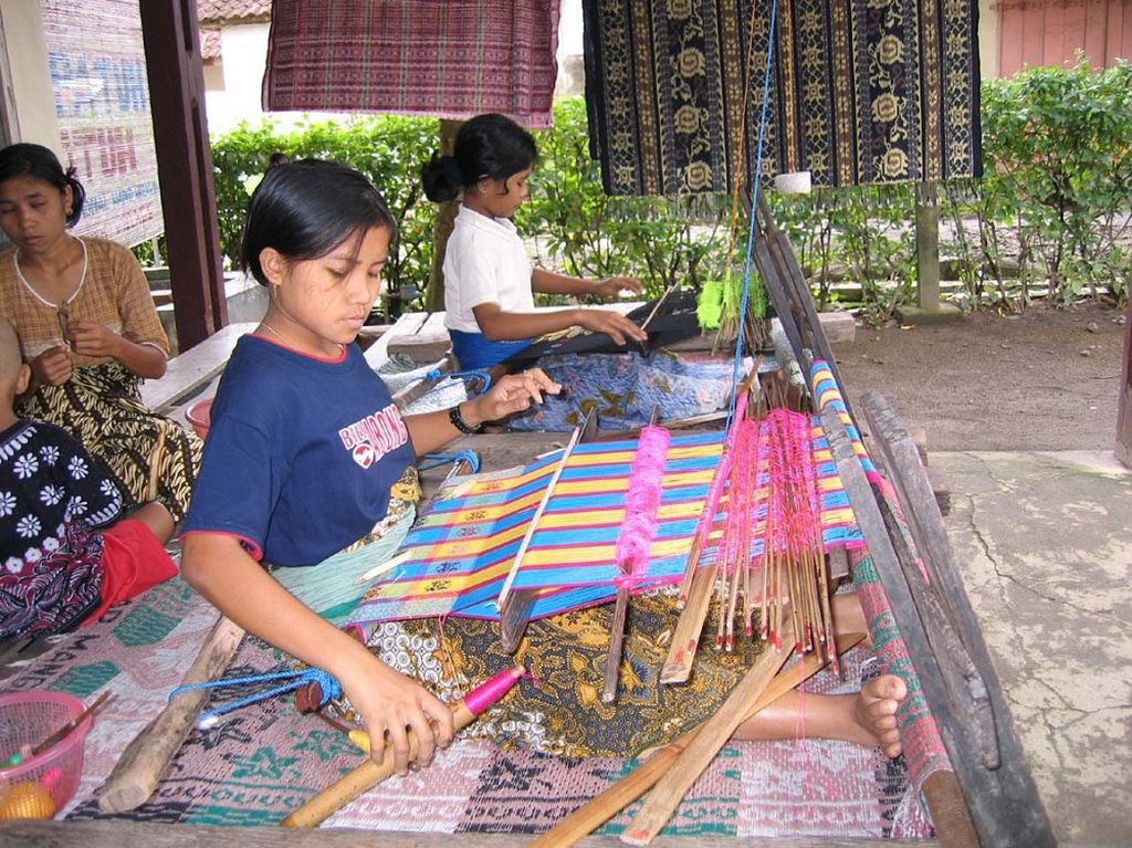 Remaja putri Desa Sukarara, Kecamatan Jonggat, Kabupaten Lombok Tengah, Nusa Tenggara Barat, sudah terampil menenun (1/7/2004). Selain untuk dijual, tenun songket itu juga untuk keperluan sendiri karena kain tenun biasanya disiapkan untuk calon suaminya