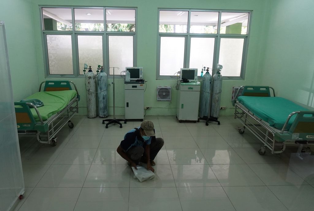 Petugas menata tempat tidur tambahan yang akan digunakan untuk merawat pasien Covid-19 di Rumah Sakit Umum Daerah Kardinah, Kota Tegal, Jawa Tengah, Rabu (30/6/2021).