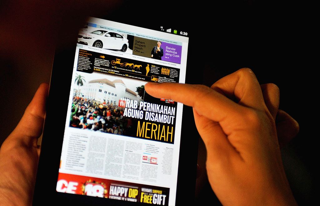 Konten koran dalam bentuk digital (24/10/2013). Surat kabar terus beradaptasi sesuai perkembangan jaman. 