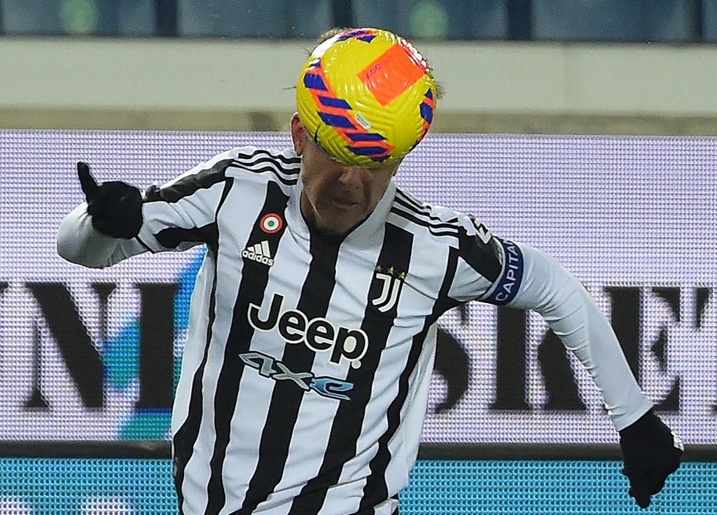Penyerang Juventus Paulo Dybala mengontrol bola saat pertandingan sepak bola Serie A Italia Atalanta vs Juventus di Stadion Azzuri d'Italia di Bergamo, Italia, Minggu (13/2/2022).