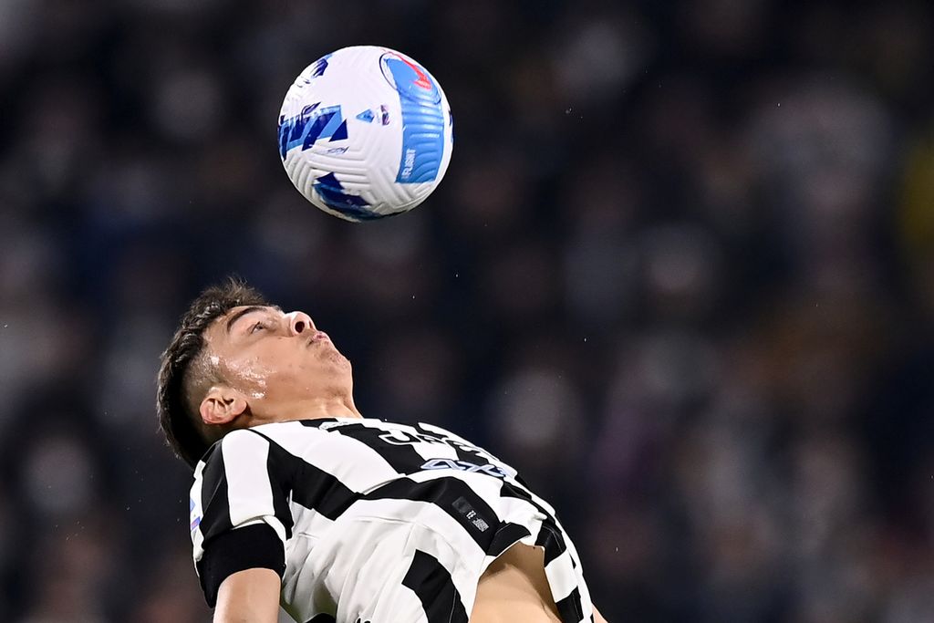 Gelandang Juventus Paulo Dybala mengontrol bola saat malawan Inter Milan dalam lanjutan Liga Italia di Stadion Juventus, Turin, Italia, Senin (4/4/2022) dini hari WIB. Kedua tim raksasa Italia itu memainkan permainan terbuka sejak peluit babak pertama dibunyikan.
