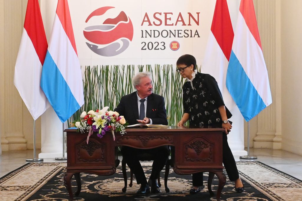 Menteri Luar Negeri RI Retno Marsudi (kanan) menyambut Menlu Luksemburg Jean Asselborn yang berkunjung ke Jakarta, Kamis (25/5/2023). Retno dan Asselborn membahas aneka pengembangan kerja sama ekonomi Indonesia-Luksemburg.