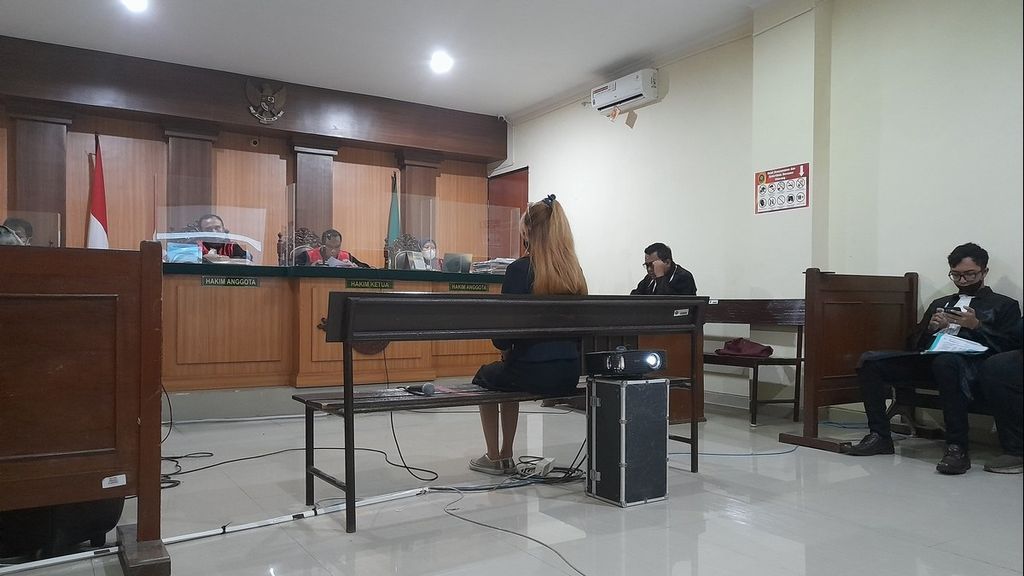 Sidang pleidoi kasus pencemaran nama baik Undang-undang Informasi dan Transaksi Elektronika dengan terdakwa Dian Patria Arum Sari, berlangsung di Pengadilan Negeri Kepanjen, Malang, Jawa Timur, Selasa (14/2/2023)