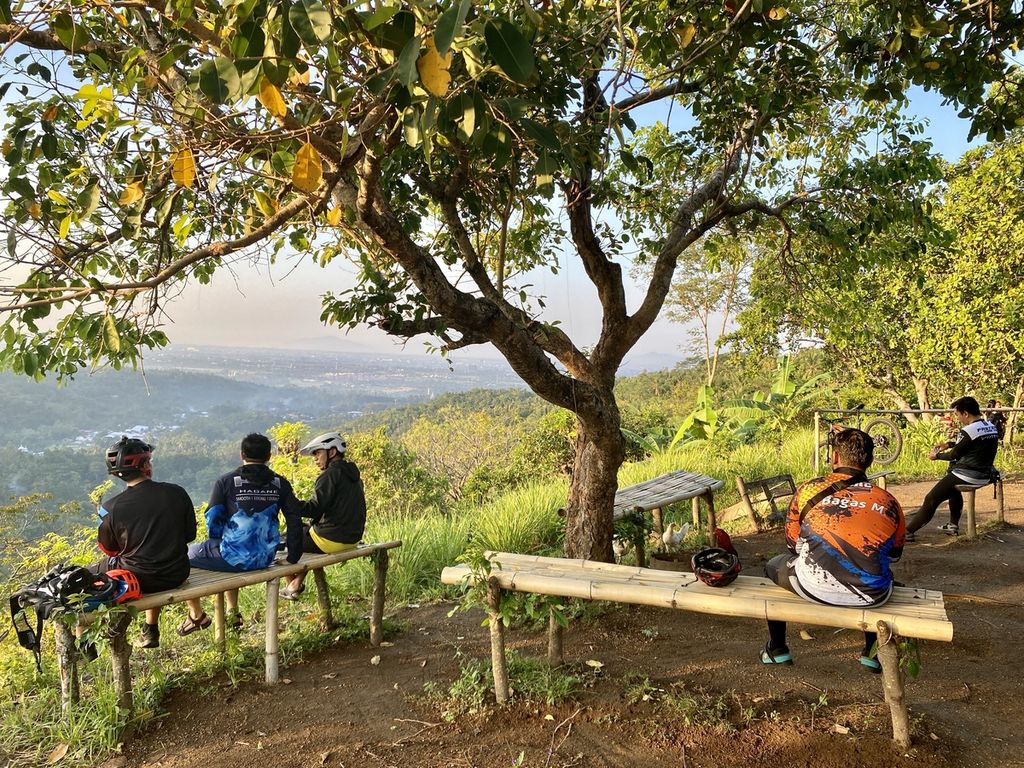 Beristirahat sejenak seusai bersepeda di Bukit Cacing di Desa Taman Sari, Kecamatan Gunung Sari, Lombok Barat, Nusa Tenggara Barat, NTB, Sabtu (7/8/2021).