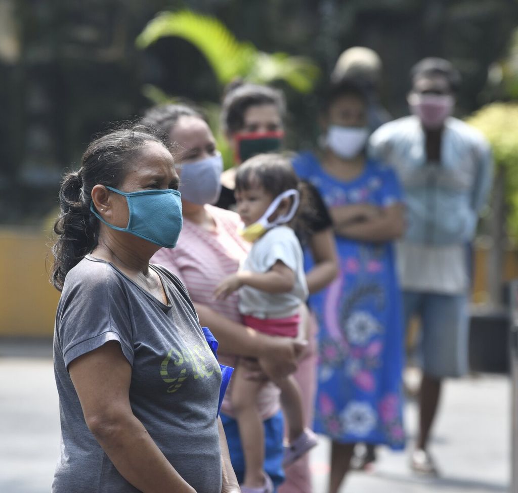 Warga mengenakan masker saat pandemi Covid-19.