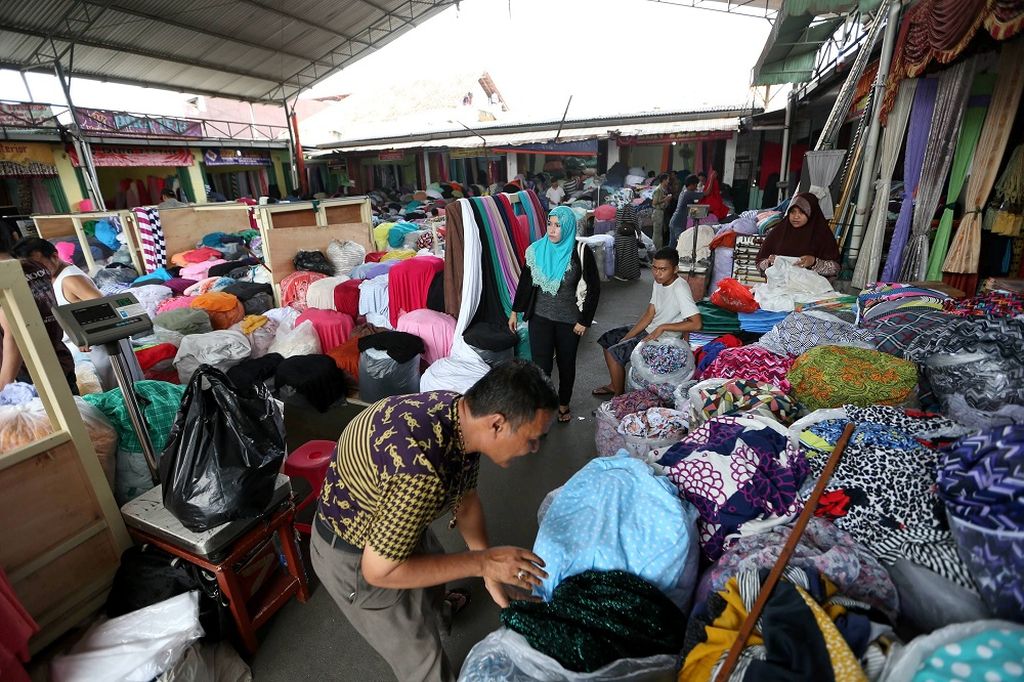 Suasana Pasar Cipadu di jalan KH. Wahid Hasyim, Tangerang, Banten, Rabu (25/2/2015). Pasar tekstil ini menjual berbagai macam jenis kain dengan cara ditimbang atau kiloan dan juga meteran.