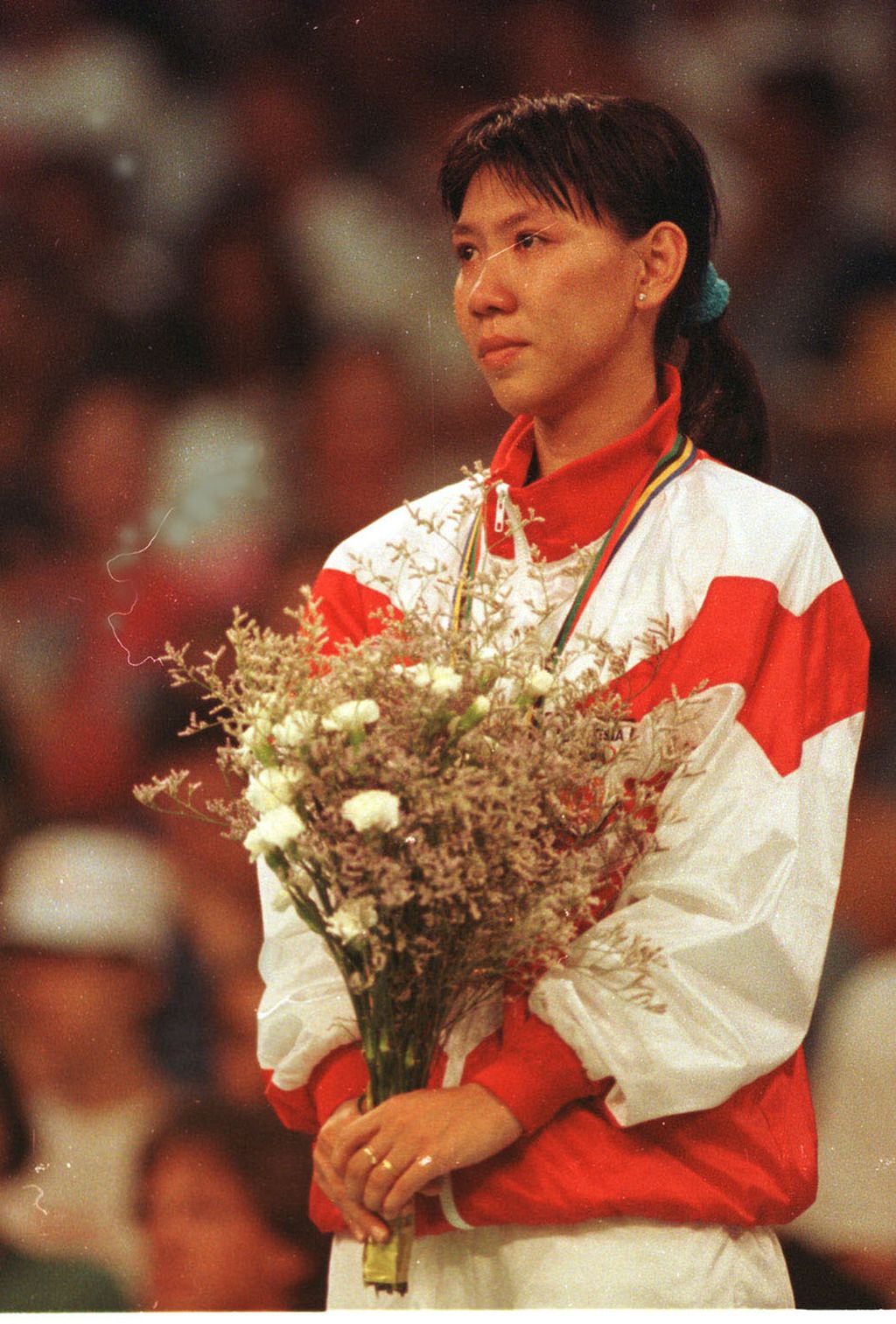 Susi Susanti saat menerima medali emas pertama Indonesia lewat cabang bulu tangkis dalam Olimpiade Barcelona 1992. 