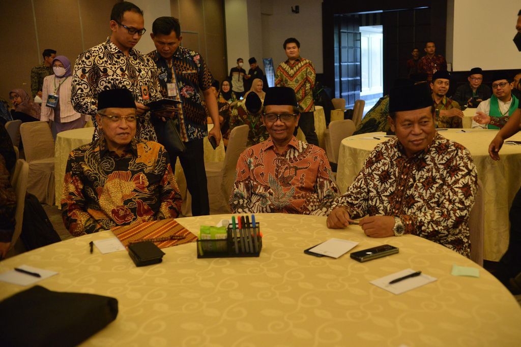 Menteri Koordinator Bidang Politik, Hukum, dan Keamanan Mahfud MD (tengah) duduk bersama Ketua Umum Lembaga Persahabatan Ormas Islam Said Aqil Siroj (kiri) dalam tadarus kebangsaan di Hotel Royal Kuningan, Jakarta, Sabtu (25/3/2023).